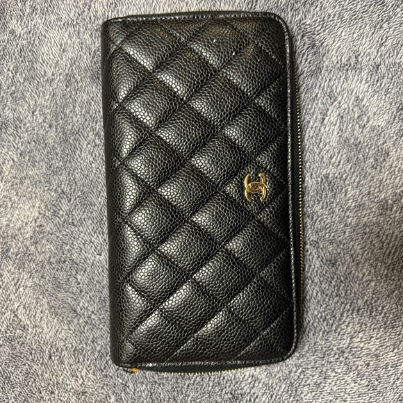 CHANEL
Caviar Diamond Stitched Small Top
Handle Flap Black - Picture 9 of 9